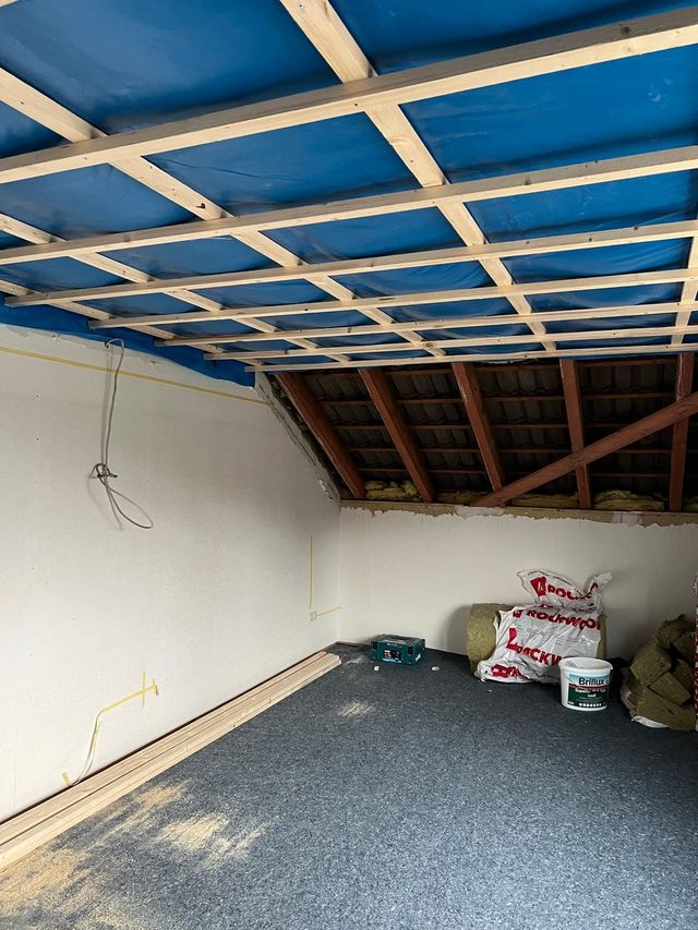 Dachgeschoss im Ausbau mit Lattung für die neue Decke im Trockenbau