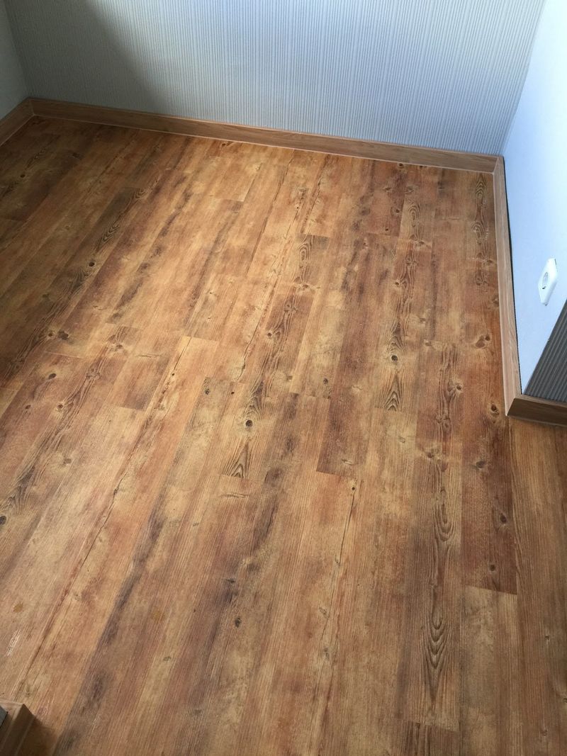 Neu verlegter Boden in Holzoptik in einem Zimmer mit Dachschräge